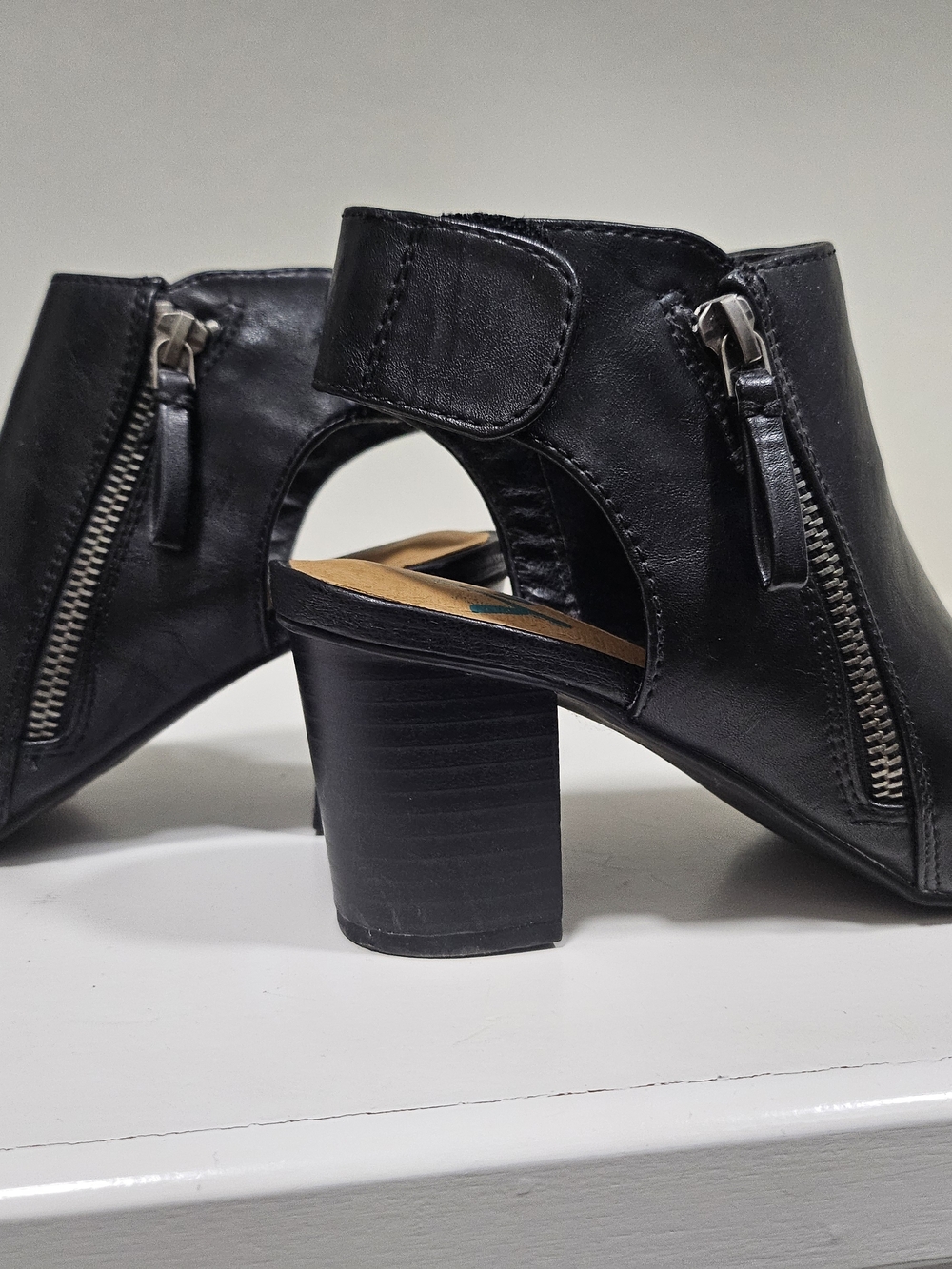 Yuu Black Open-Back Block Heel Sandals with Side Zipper